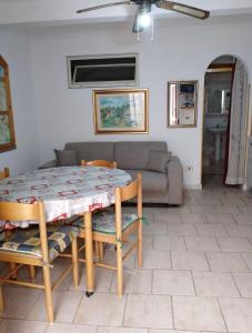 特罗佩阿Casa Vacanze Calabria的客厅配有桌子和沙发