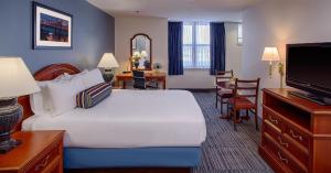 新奥尔良联邦城市套房酒店的酒店客房设有一张大床和一台电视。