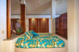 HueloJasmine Suite on Lush farm in Haiku, Maui jungle的一间卧室,卧室内配有一张大床