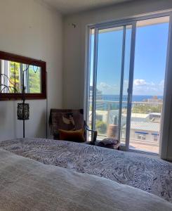 悉尼Ocean view的一间卧室设有一张床和一个大窗户