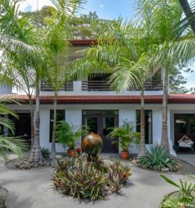 萨玛拉Good Life Lodge的一座棕榈树建筑
