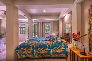HueloGardenia Room on Tropical Lush Farm in Haiku, Maui的一间卧室配有一张带蓝色棉被的床