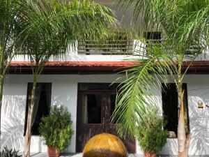 萨玛拉Good Life Lodge的前面有棕榈树的房子