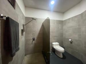 萨玛拉Good Life Lodge的一间带卫生间和淋浴间的浴室