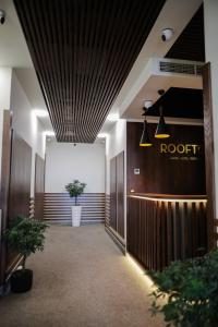 埃里温Rooftop Apart-Hotel的一条有两株盆栽植物的酒店走廊