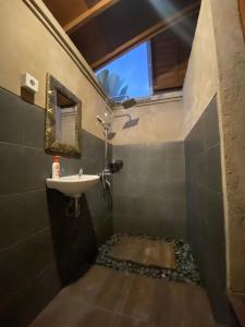BanjarangkanKubu Bakas Guest House - CHSE Certified的一间带水槽和淋浴及窗户的浴室