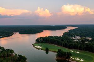 Turnwold奥科尼湖雷诺兹丽思卡尔顿度假酒店的享有河流上高尔夫球场的空中景致