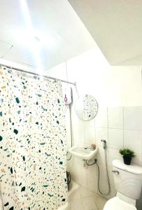 利帕Casa Mercado I的浴室配有带卫生间的淋浴帘