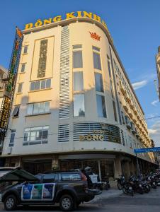 胡志明市Đông Kinh Hotel的一座大建筑的侧面有标志