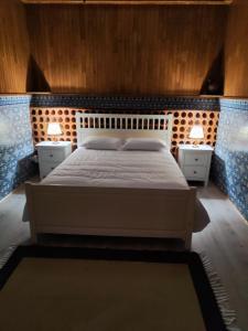 维拉·普拉亚·德·安科拉Quinta dos Carvalhos的一间卧室配有白色床和2个床头柜