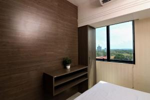 马瑙斯Tropical Executive 1006的一间卧室设有一张床和一个窗口