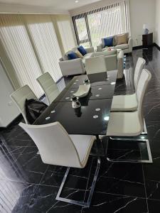 昆卡apartamento de lujo的一间配备有桌椅和沙发的会议室