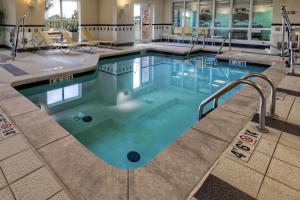 韦瑟福德韦瑟福德万豪费尔菲尔德客栈及套房酒店的蓝色的游泳池,位于酒店客房内