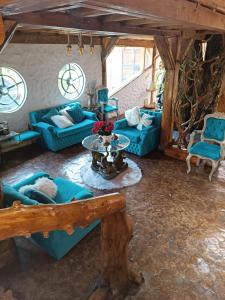 基多Treehouse Gastro Hotel的客厅配有蓝色的沙发和桌子