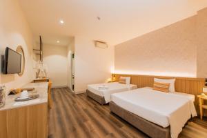 邦美蜀潭美酒店的酒店客房设有两张床和一台平面电视。