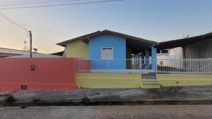 皮拉尼亚斯Aquarela do Sertão的一面有色彩缤纷的画作的房子