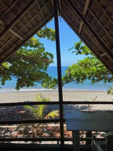 TibiaoKasa Raya By The Sea的从窗户可欣赏到海滩景色