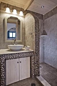 Kyra PanagiaVilla Stamatina的一间带水槽和镜子的浴室