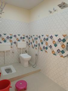 加雅The Royal Sahdeo Venue的一间带卫生间和水槽的浴室
