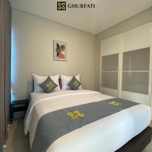 雅加达Ghurfati Hotel Wedana的一间卧室配有一张黄色标志的大床