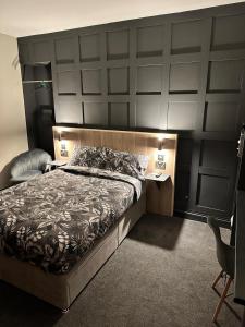 彭布罗克郡The Welshman’s Arms的一间卧室配有一张大床和大床头板