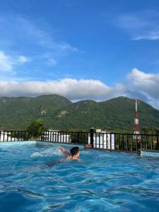 昆岛Tuấn Ninh Hotel II的山地游泳池里的人