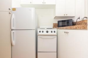 劳德代尔堡Apartment Fort Lauderdale - 5 minutes walk to Las Olas Beach的白色的厨房配有冰箱和炉灶。