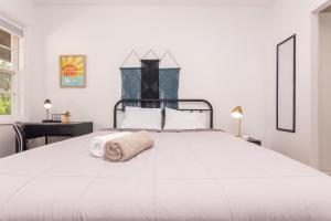 劳德代尔堡Apartment Fort Lauderdale - 5 minutes walk to Las Olas Beach的白色卧室配有一张带两盏灯的大白色床