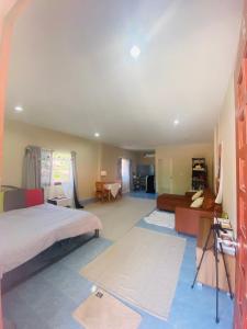 普吉镇Rustic apartment at YaNui beach的一间卧室设有一张床和一间客厅。