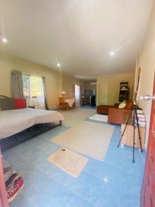 普吉镇Rustic apartment at YaNui beach的一间卧室配有一张床,铺有蓝色地板