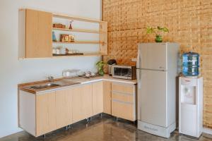 拜县Society House Luxury Hostel的厨房配有冰箱和水槽