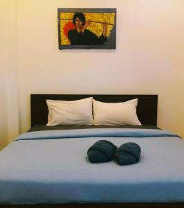 沙美岛Judith's 2 bedroom family home, sleeps 6的一间卧室配有一张带两个枕头的床