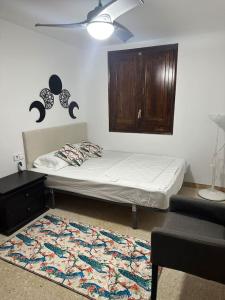 巴塞罗那Can Ginesta Muy feliz&tranquilo的一间卧室设有一张床、地毯和天花板