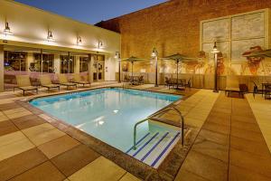 圣地亚哥圣地亚哥市中心/瓦斯灯街区万豪酒店的一座配有桌椅的酒店游泳池