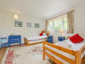 圣莫斯Blue Seas的一间卧室设有两张床和窗户。