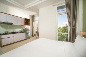 岘港Tashi Park View Hotel & Apartment的一间卧室设有一张大床和一个大窗户