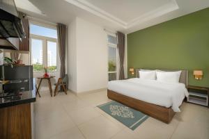 岘港Tashi Park View Hotel & Apartment的卧室配有一张白色大床和电视。