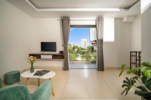 岘港Tashi Park View Hotel & Apartment的客厅设有大窗户和电视。