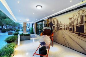 杭州浙大圆正兰社酒店的城市壁画,带马车和雨伞