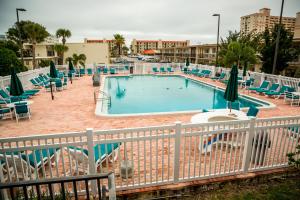 可可比奇兰丁斯海洋度假酒店的一个带椅子和围栏的大型游泳池