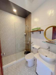 道伊斯Anlio Resort的浴室配有卫生间、盥洗盆和淋浴。