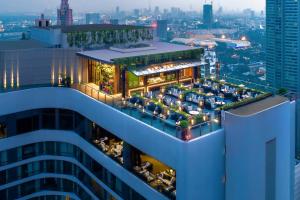 曼谷曼谷皇后公园万豪侯爵酒店的享有建筑的空中景致,配有灯