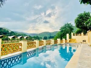 乌代浦Udai Nature Valley Resort by AN Hotels-A Peacefull river Retreat的山地度假村的游泳池