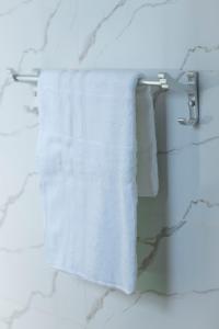 利隆圭Acacia Stay的浴室毛巾架上的白色毛巾