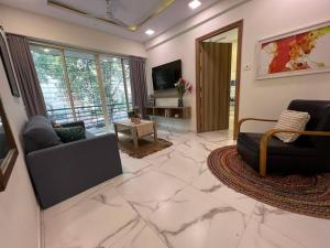 孟买Jastcon, 19th Rd, Khar, Ambedkar Colony by Connekt Homes的一间铺有大型大理石地板的客厅