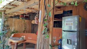 马祖特Casa Aldairis的厨房配有冰箱、桌子和椅子