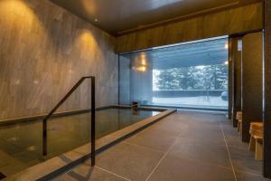 二世古Higashiyama Niseko Village, a Ritz-Carlton Reserve的窗户房间的游泳池