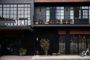 哥伦布The Junto的一座黑色建筑,带有朱美拉酒店