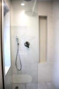 沃丽曼村Aroa Eco Living Experience的带淋浴的浴室和玻璃门