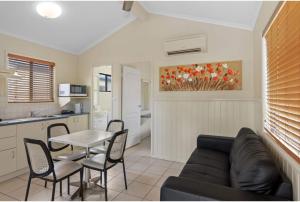 汤斯维尔Discovery Parks - Townsville的客厅配有沙发和桌子